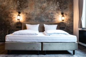 布劳恩拉格StrandBerg's B&B Oma Ida的一间卧室配有一张带两个白色枕头的床