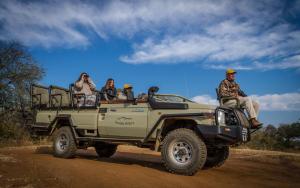 巴卢莱自然保护区Imagine Africa Luxury Tented Camp的一群人骑在吉普车后面