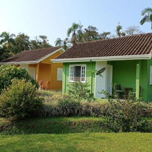 莫雷蒂斯Pura Vida Residence的棕色屋顶的绿色房子