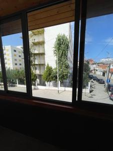 地拉那Ladi Rooms的从大楼的窗户欣赏街道景色