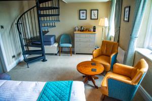 GrimsarghHaighton Manor - Brunning and Price的一间卧室设有楼梯、一张床和一把椅子
