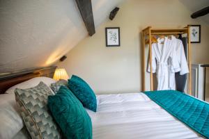 GrimsarghHaighton Manor - Brunning and Price的一间卧室配有带绿色和白色枕头的床