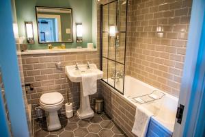 GrimsarghHaighton Manor - Brunning and Price的浴室配有盥洗盆、卫生间和浴缸。