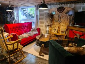莫雷兹Chez steph et frank的客厅配有红色的沙发和桌子