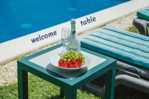 蓬塔卡纳Private Villa LaPerla Iberosta 3BDR, Pool, Beach, WiFi的桌上的水果碗和玻璃瓶