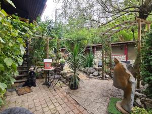 莫雷兹Chez steph et frank的花园,带有狗雕像的庭院