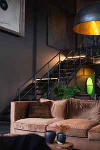 坎古The Bohemian Bali的带沙发和楼梯的客厅