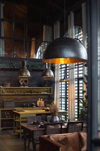 坎古The Bohemian Bali的一间设有桌子和大灯具的用餐室
