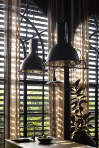 坎古The Bohemian Bali的厨房在窗户前设有两盏吊灯