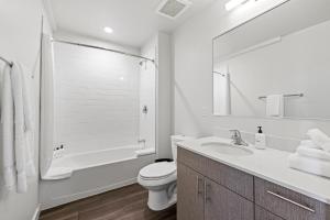 阿林顿Placemakr Marymount Ballston的白色的浴室设有卫生间和水槽。