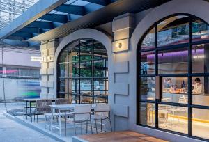 曼谷水门皮瑞德酒店的大楼内带桌椅的餐厅