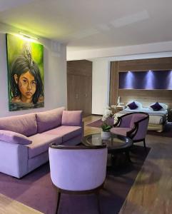 卡宴Hôtel Amazonia Cayenne Centre的客厅配有沙发和1张床
