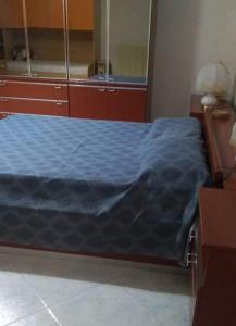 Laino BorgoIl casale dell'artista的一间卧室配有一张带蓝色毯子的床