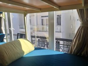 大叻漂亮背包客旅舍的客房设有一张床和一个美景阳台
