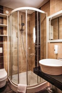 马里博尔Hotel Lent superior的带淋浴和盥洗盆的浴室