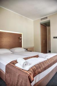 马里博尔Hotel Lent superior的一间卧室配有一张大床和毛巾
