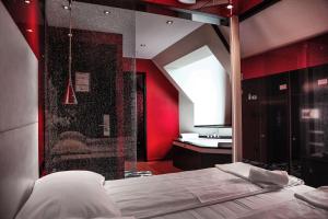 马里博尔Hotel Lent superior的一间卧室设有一张床和红色的墙壁