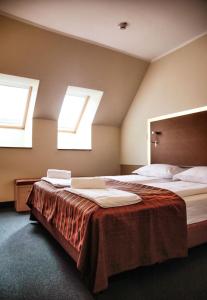 马里博尔Hotel Lent superior的带2扇窗户的客房内的2张床