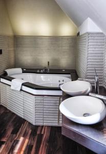 马里博尔Hotel Lent superior的大型浴室设有两个盥洗盆和浴缸。