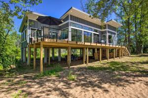 StockholmModern Beachfront Oasis in Stockholm with Dock!的一座大房子,设有配有遮阳伞的甲板