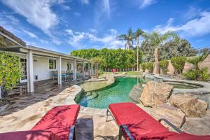 百慕大沙丘Bermuda Dunes Home with Private Pool and Hot Tub!的一个带游泳池和带椅子的庭院的度假屋