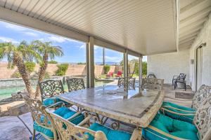 百慕大沙丘Bermuda Dunes Home with Private Pool and Hot Tub!的一个带游泳池的庭院里的桌椅