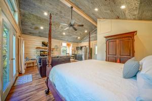 温泉城Starlight Haven Hot Springs的一间卧室配有一张床和吊扇