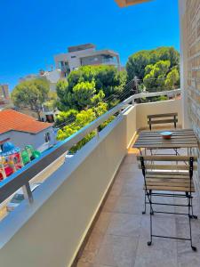 利马索尔Urban Retreat - Your Ideal Getaway in Limassol的设有一个配有桌椅并享有美景的阳台。