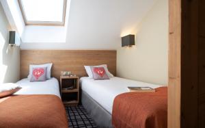 福勒恩莱斯特拉瑟斯赫利俄斯皮埃尔尊贵假日公寓式酒店的客房设有两张床和窗户。