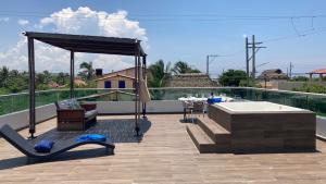 Juan de AcostaOcean Club Resort Beach House的一个带浴缸和一张桌子的庭院