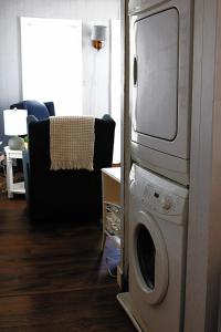 詹姆斯敦Sweet Mary home的客厅配有洗衣机和电视