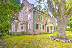 奥利安Charming Historic Home about 1 Mi to Dtwn Olean!的院子中一棵树的大型砖房