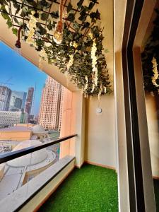 迪拜York Backpackers - Jumeirah Beach的阳台铺有绿色地板,设有美景窗户。