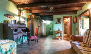 弗龙特拉Casa de Mi Abuela Maria的客厅配有沙发和炉灶。