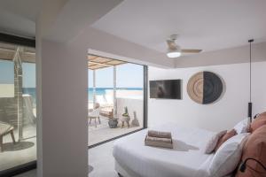 阿默达拉-伊拉克利翁Enorme Teatro Beach的一间卧室配有一张床,享有海景