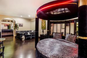 休斯顿美国最佳价值白金套房酒店的一间卧室设有一张床和一间客厅。