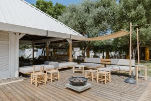 托罗尼ecoSuites的一个带沙发和桌子的庭院和一个帐篷