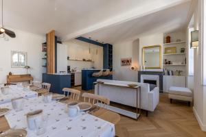 波尔多Les Séraphines - Chambres d'hôtes - Guests house的一间带桌椅和壁炉的用餐室