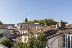 波尔多Les Séraphines - Chambres d'hôtes - Guests house的享有带建筑和屋顶的城市美景