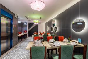 河内Hanoi Calista Hotel的一间带桌椅的用餐室和一间餐厅