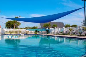 圣奥古斯丁南奥克斯酒店 - 圣奥古斯丁的一座蓝色遮盖的大型游泳池