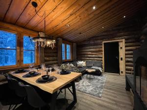 列维Cottis - Kultakettu的木屋内带桌子的用餐室
