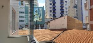 巴拉奈里奥-坎布里乌Incrível apartamento Balneário Camboriú的建筑高楼屋顶的景色