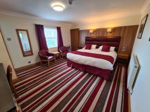 利物浦皇家酒店的酒店客房,设有床和大地毯