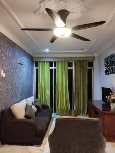 波德申Glory beach resort private apartment的客厅配有吊扇和绿色窗帘