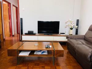 马普托Januario Maputo的带沙发和咖啡桌的客厅