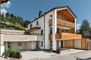 圣瓦伦蒂诺阿拉穆塔Silent Luxury Chalet LAIET的阳台,享有建筑外部景色