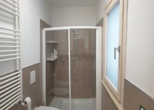 瓜尔迪亚格雷莱La Morice的一间带卫生间的浴室内的玻璃淋浴间
