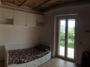 瓜尔迪亚格雷莱La Morice的一间卧室设有一张床和一个大窗户