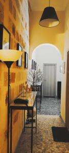 圣维托诺曼Casa vacanza的一间设有桌子和黄色墙壁的房间